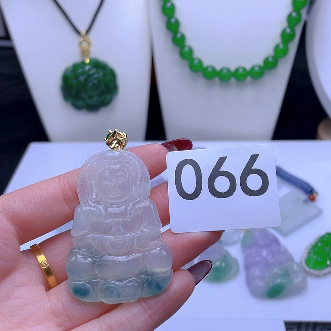 翡翠吊坠(赠链)未镶嵌