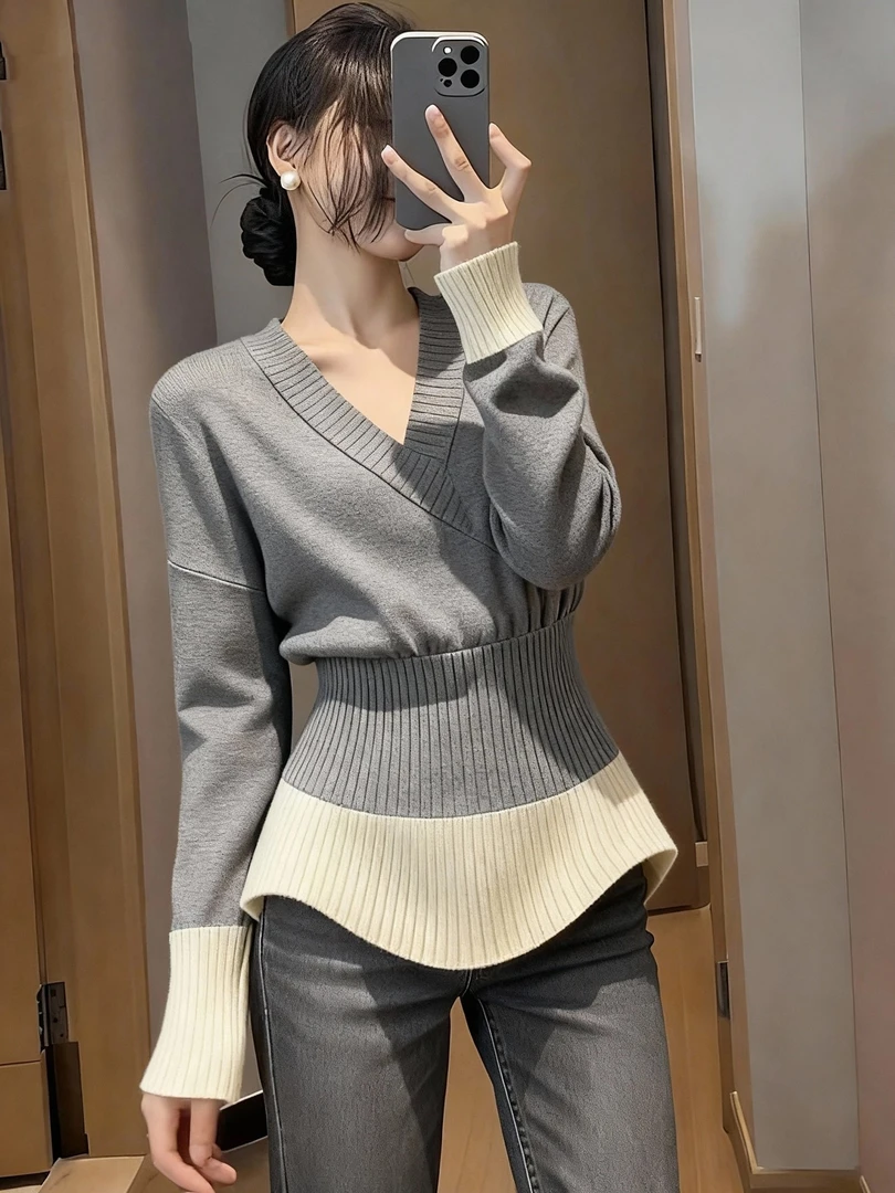 独特设计感慵懒松弛灰色上衣女2025冬收腰荷叶边下摆v领拼色毛衣
