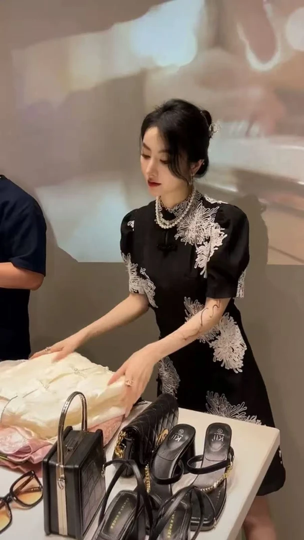 茶歇法式赫本风小黑裙高级感气质显瘦黑色印花连衣裙女夏装H163