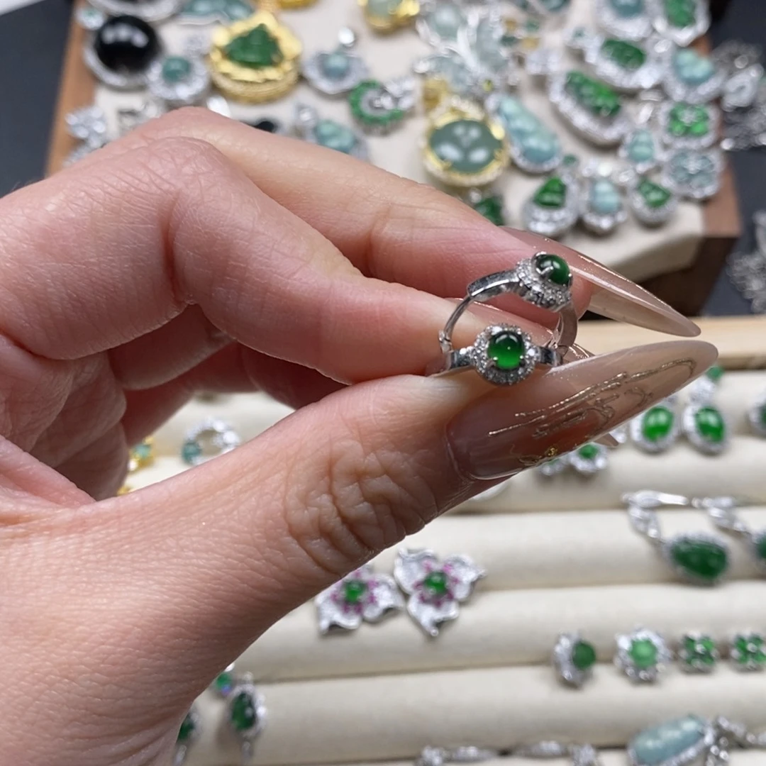 翡翠颈饰未镶嵌翡翠