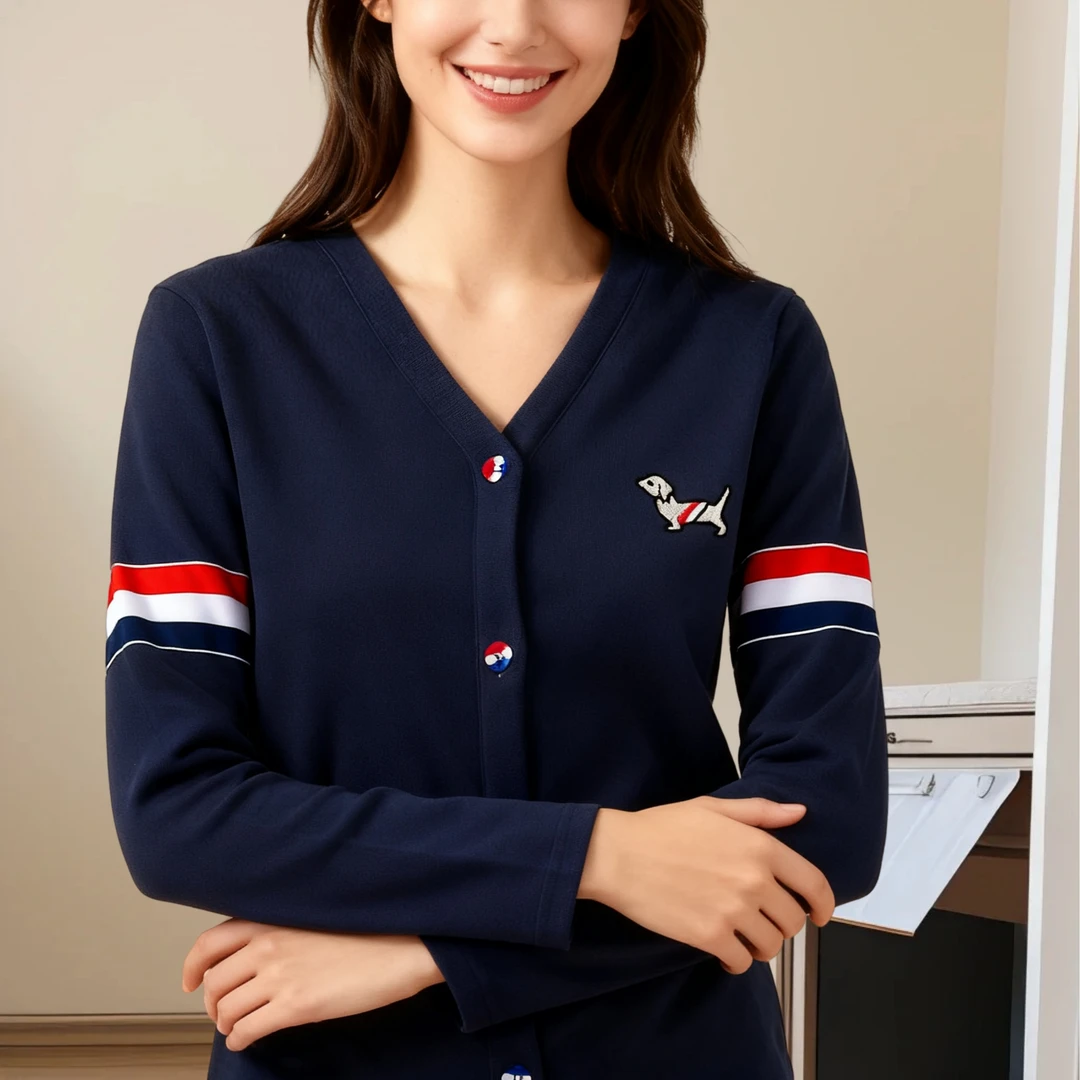 2025秋冬新款刺绣纽扣条打底衫女纹拼接时尚气质百搭休闲显瘦上衣