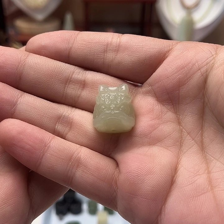 颈饰未镶嵌和田玉小醒狮