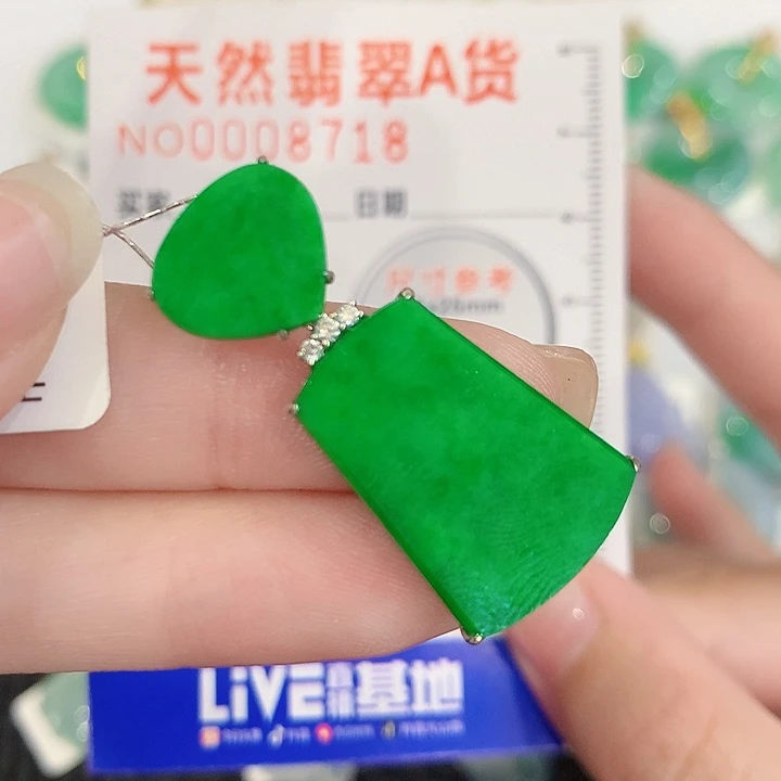 颈饰18K金镶嵌翡翠无事牌