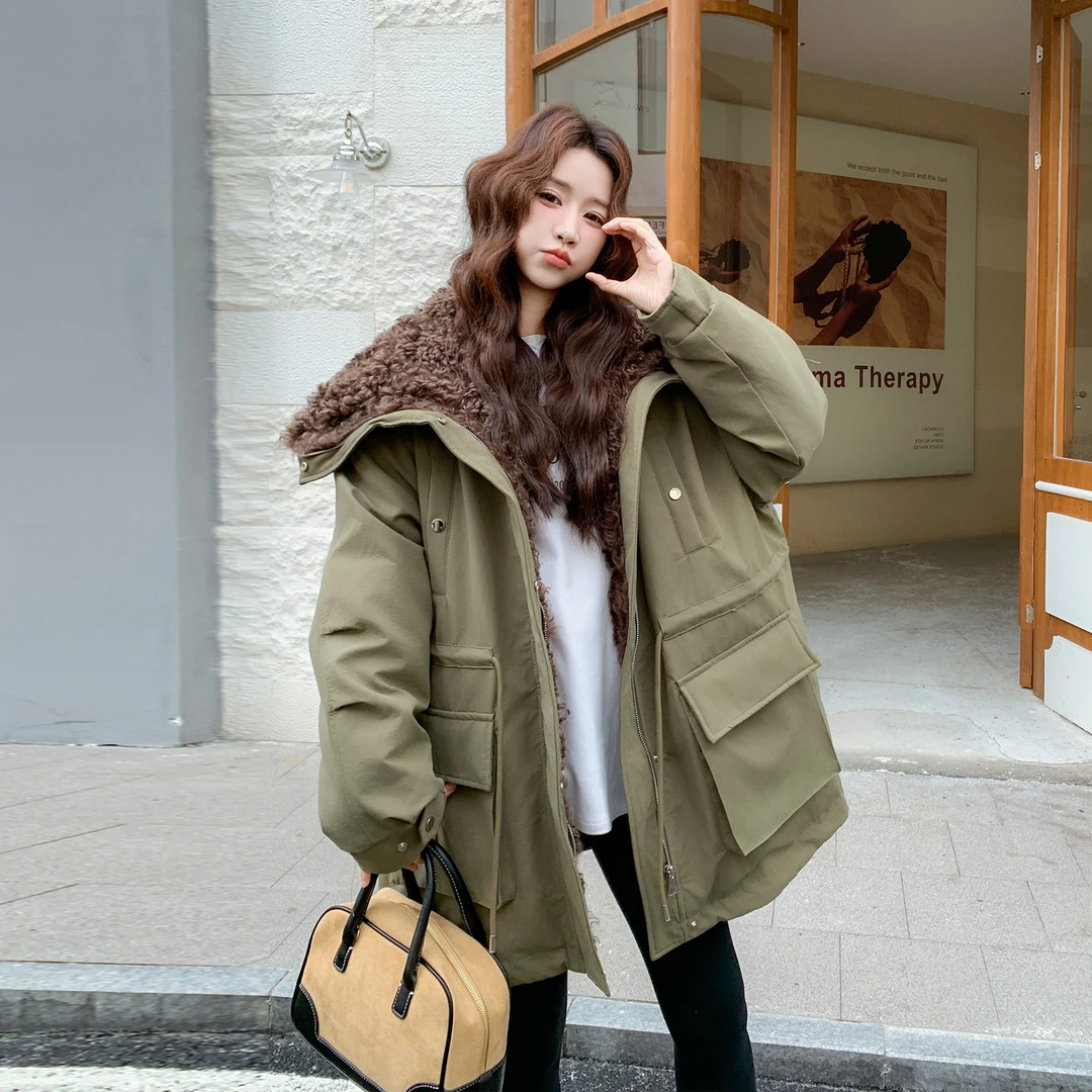 军绿色工装风毛绒绒大翻领羽绒服女2025冬季新款中长款90绒派克服
