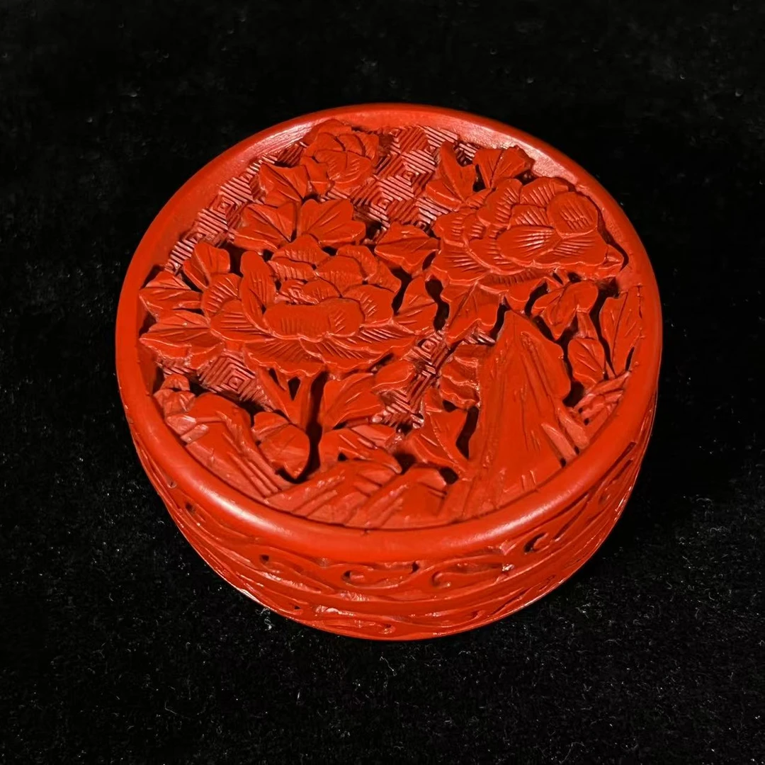Lot22:  大漆剔红印泥盒D：7.4cm