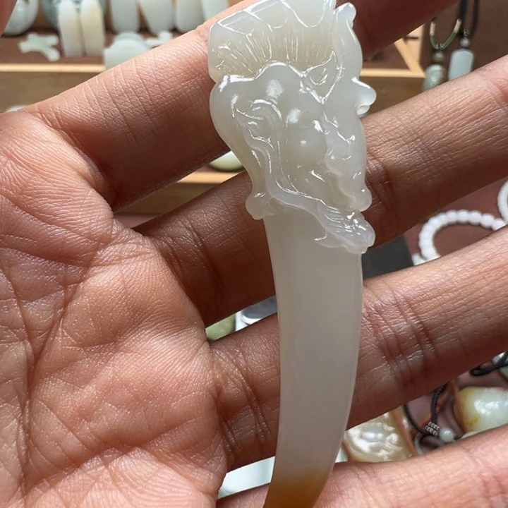 和田玉未镶嵌颈饰且末龙牙