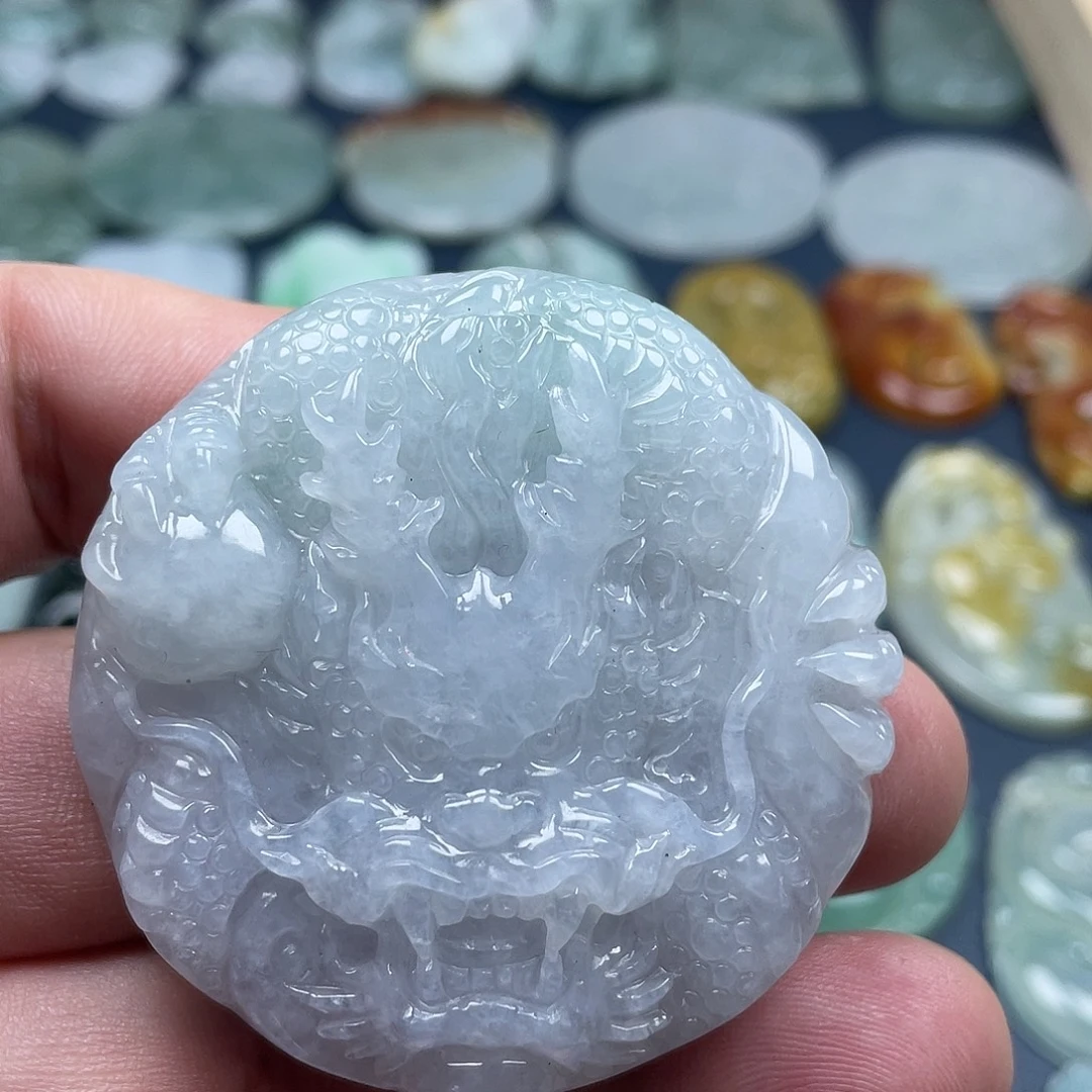 翡翠未镶嵌颈饰龙
