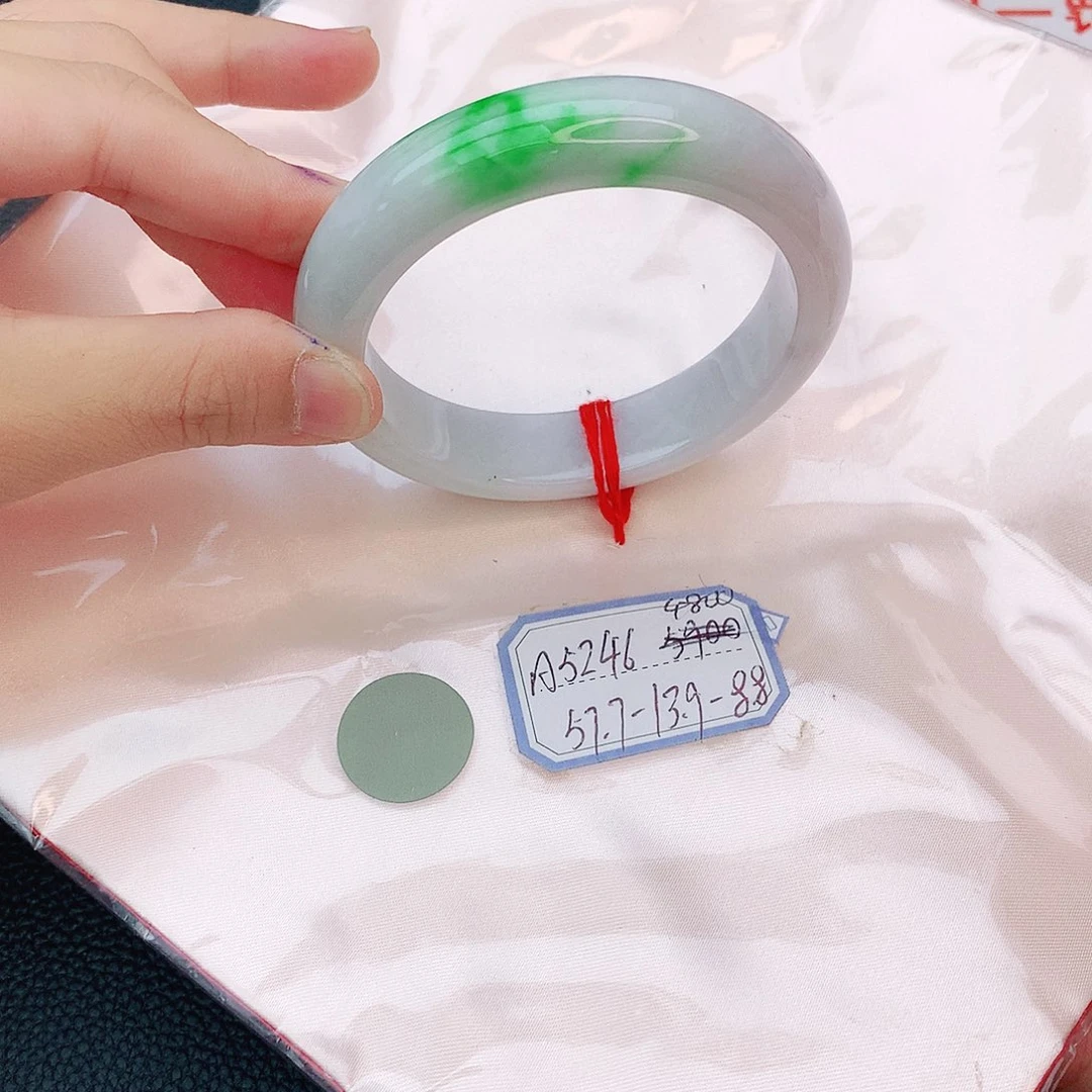 翡翠手镯未镶嵌翡翠