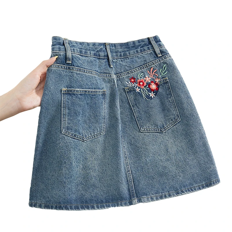 她池2025夏季新款女装刺绣水洗A字牛仔短款半身裙T52H1987BB