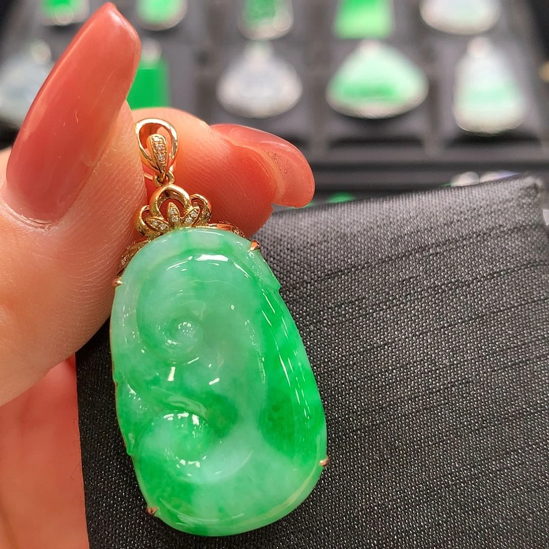 翡翠18K金镶嵌颈饰如意