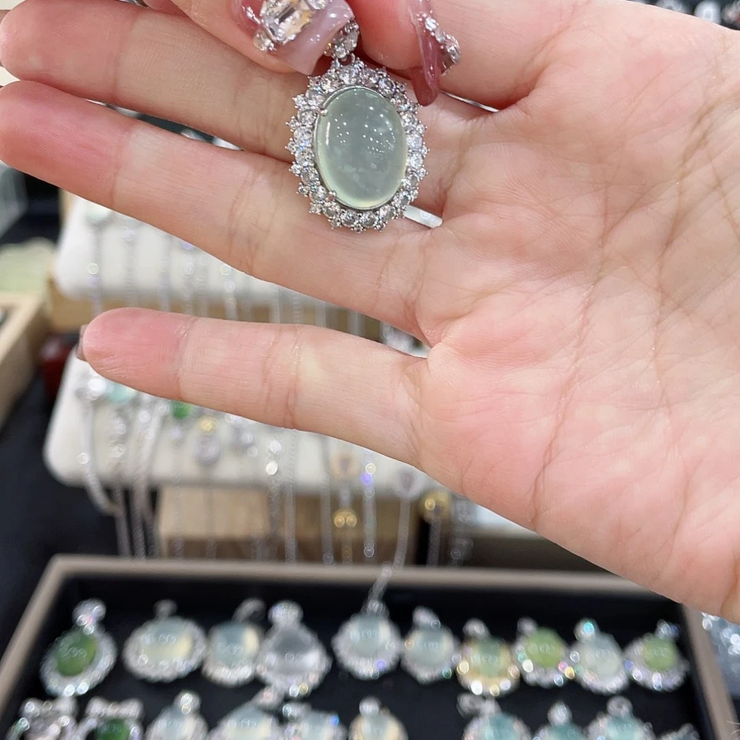 蛇纹石玉颈饰银S925镶嵌小***妹