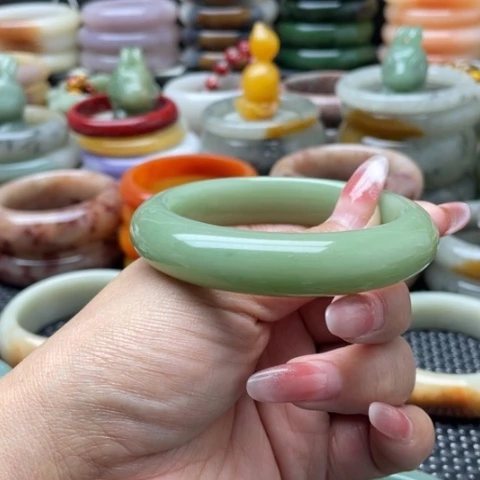 未镶嵌手镯石英质玉