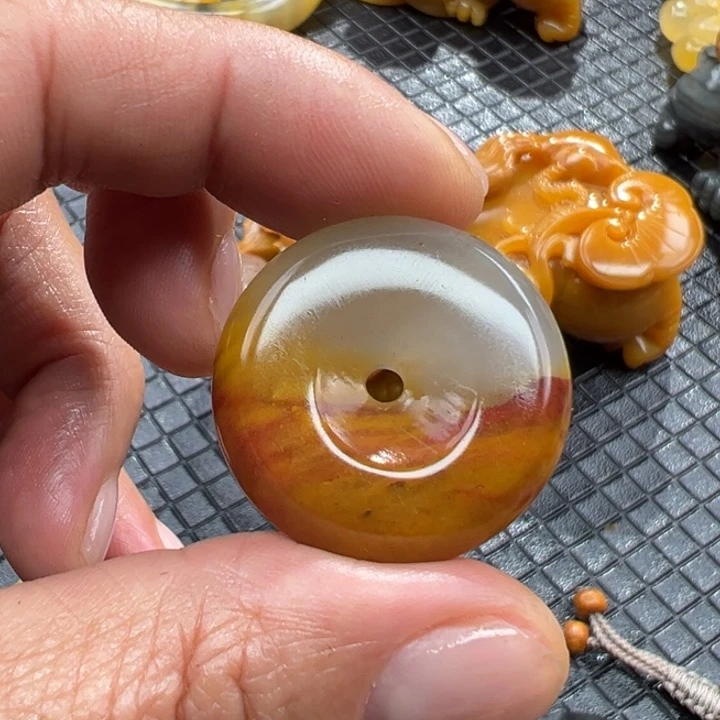 石英质玉（黄龙玉）颈饰未镶嵌