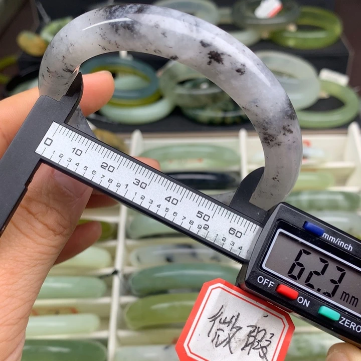 蛇纹石玉未镶嵌手镯3