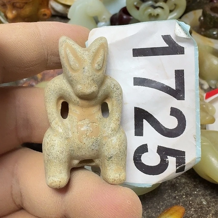 透闪石-蛇纹石玉未镶嵌颈饰