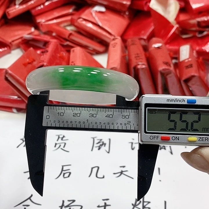 翡翠手镯未镶嵌5。