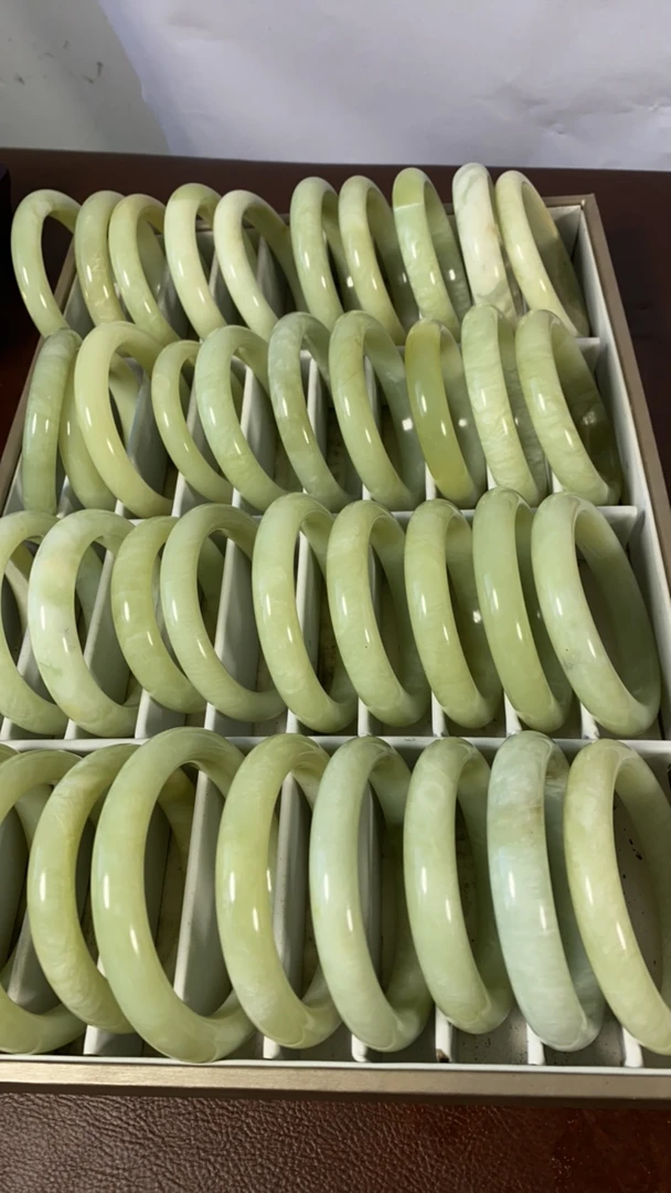 岫玉手镯豆青绿色