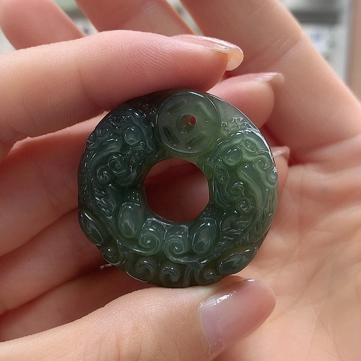 用***世和田玉未镶嵌颈饰