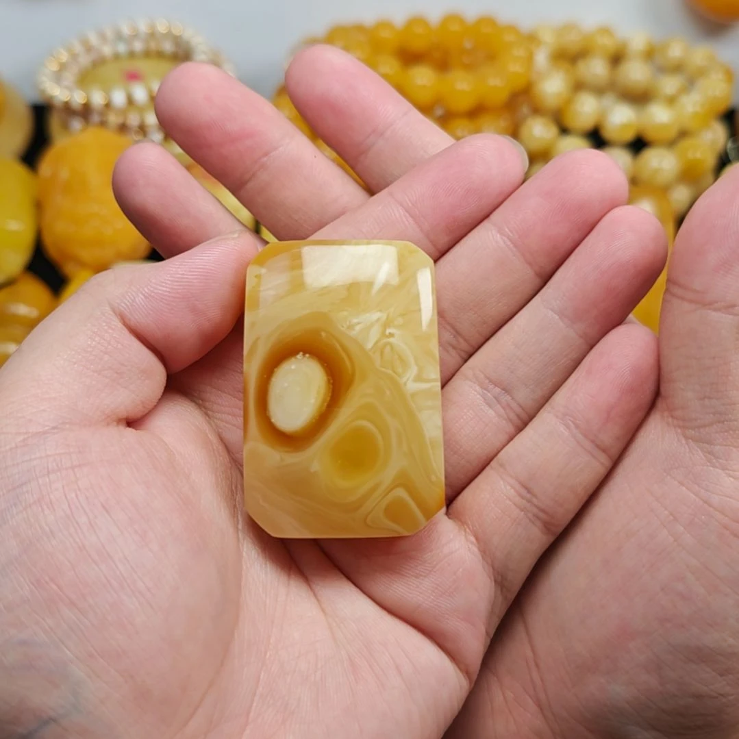 未镶嵌吊坠(赠链)蜜蜡