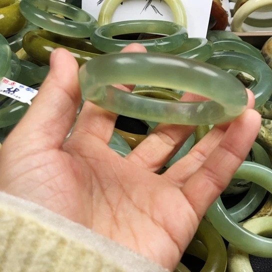 蛇纹石玉手镯未镶嵌石****姐