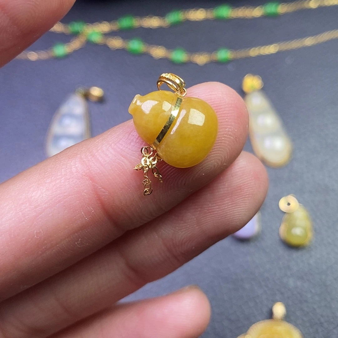 颈饰18K金镶嵌翡翠