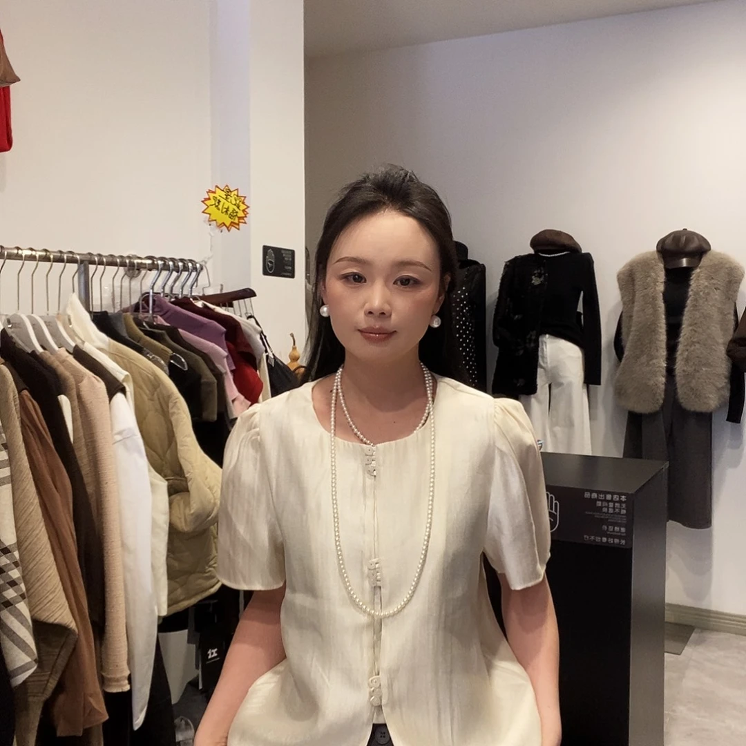 鹿毛带纽扣杏色小衫