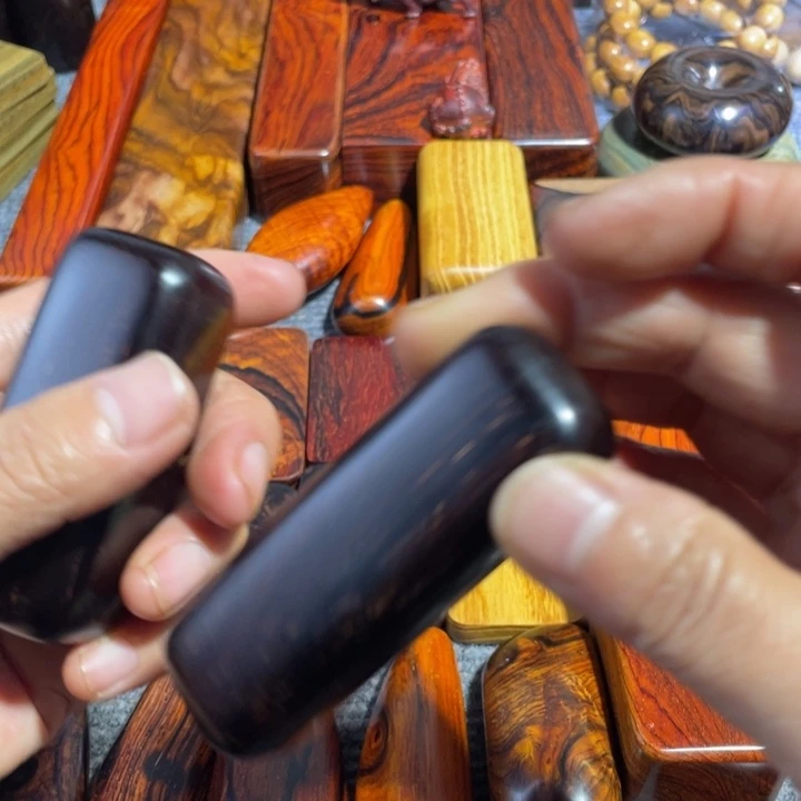 狂***去大叶紫檀手把件一个