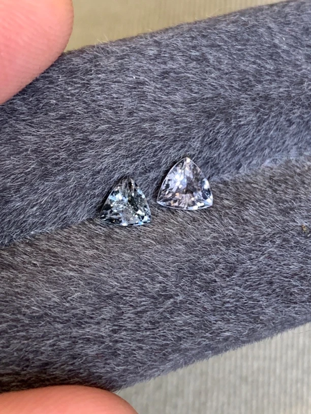 天然无烧缅甸三角切金属灰金属黑尖晶石1.07ct两颗