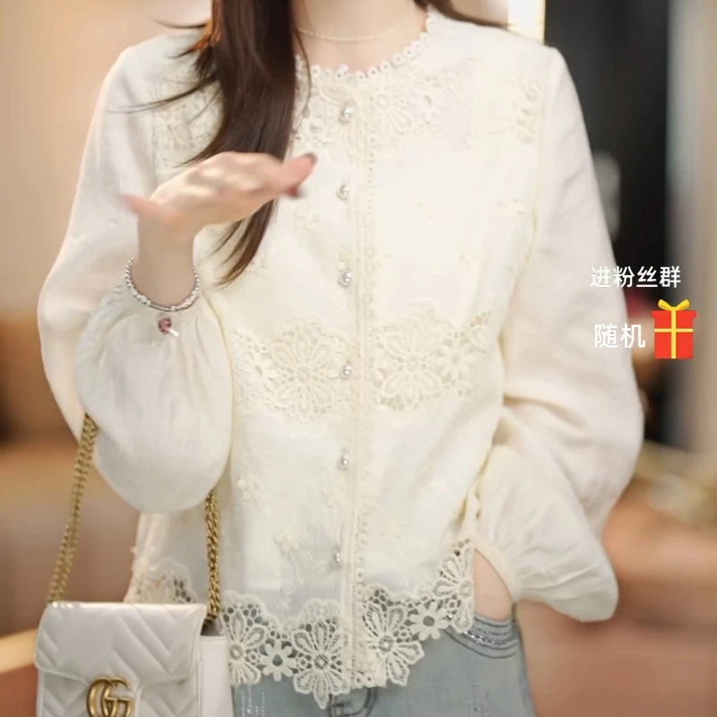 2025春季新款女装花朵蕾丝圆领珍珠扣上衣LK2501458