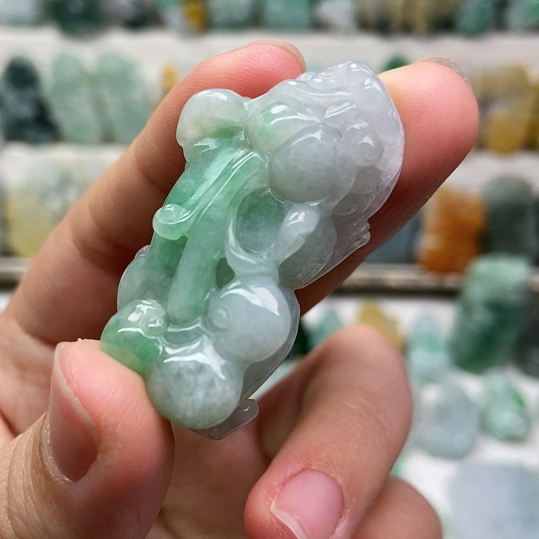 翡翠未镶嵌吊坠(赠链)
