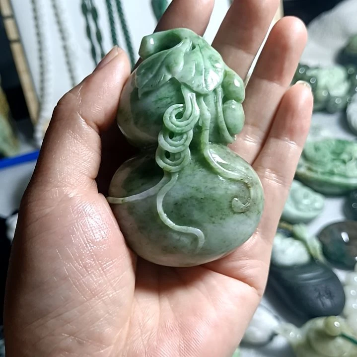 独山玉未镶嵌把件