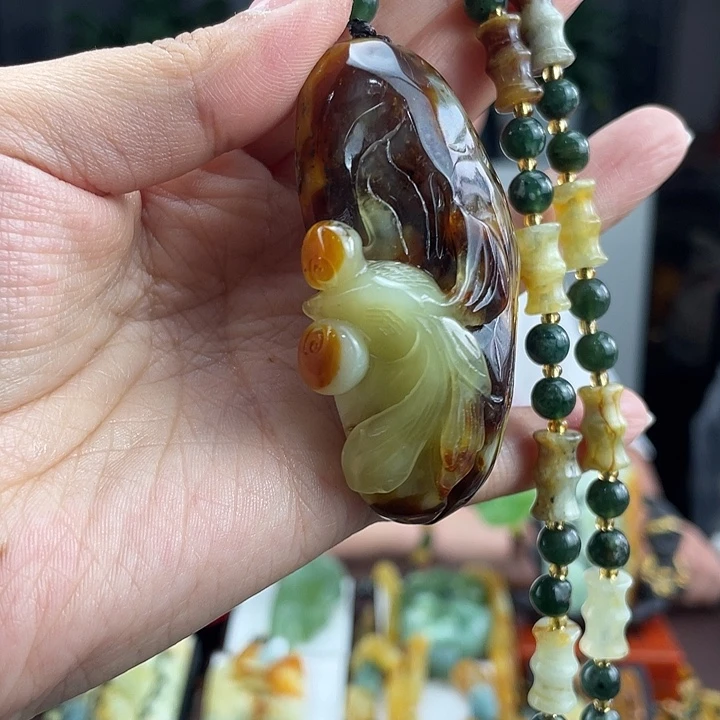 蛇纹石玉未镶嵌颈饰