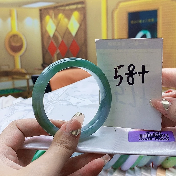 翡翠未镶嵌手镯900……