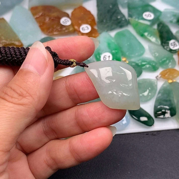 翡翠未镶嵌颈饰随型