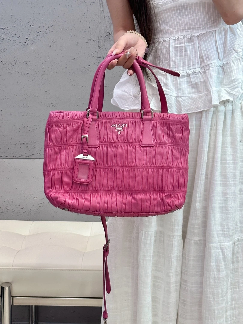 95新 Prada/普拉达 prada 桃粉色斜挎包(K)