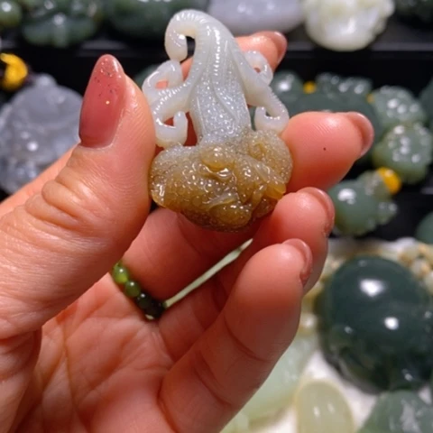 颈饰未镶嵌和田玉（糖玉）