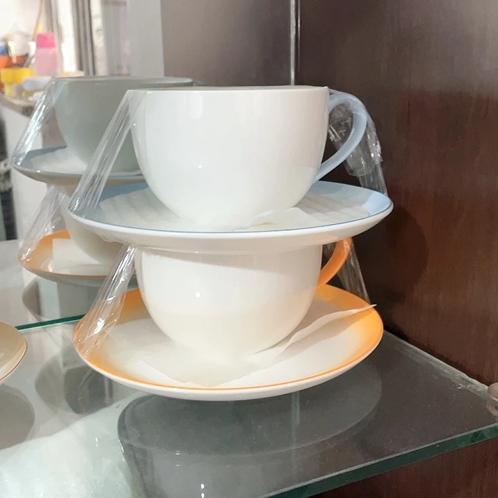 手拍色大号咖啡杯。