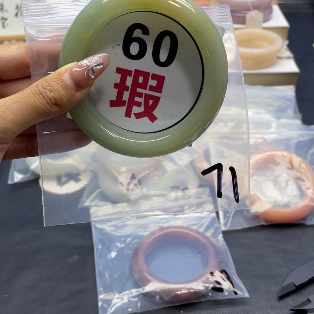 未镶嵌手镯石英岩玉