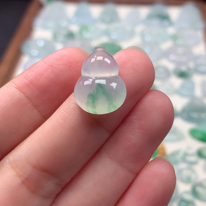 翡翠未镶嵌颈饰冰种飘阳绿葫芦