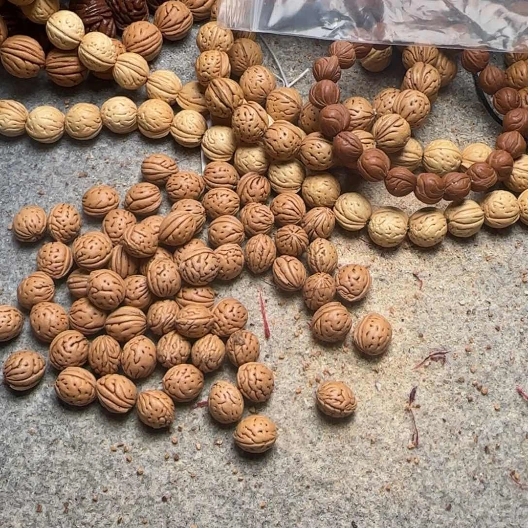 一***兽2025115野生桃核钱袋子手持26颗