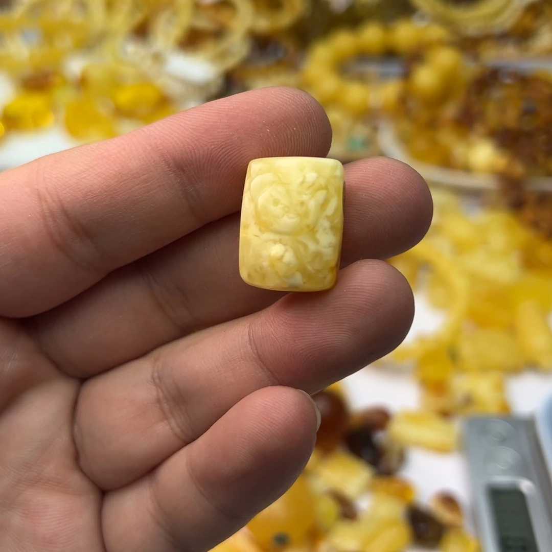 琥珀未镶嵌裸石2.8克