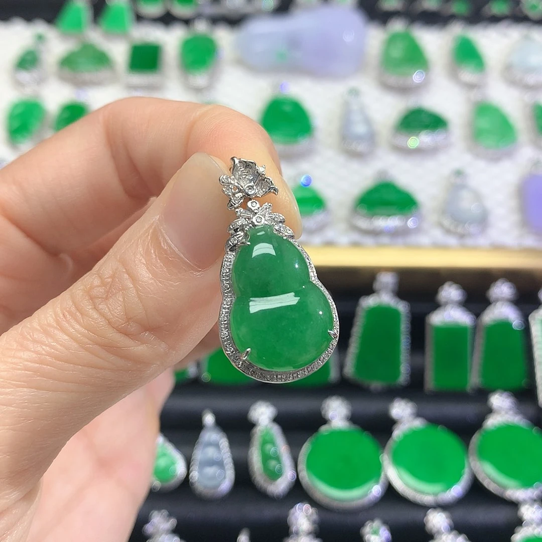 颈饰18K金镶嵌翡翠吊坠