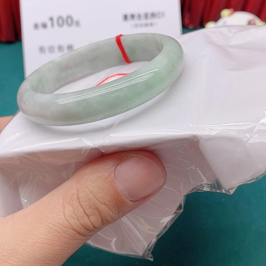 翡翠手镯未镶嵌马****?8888888888