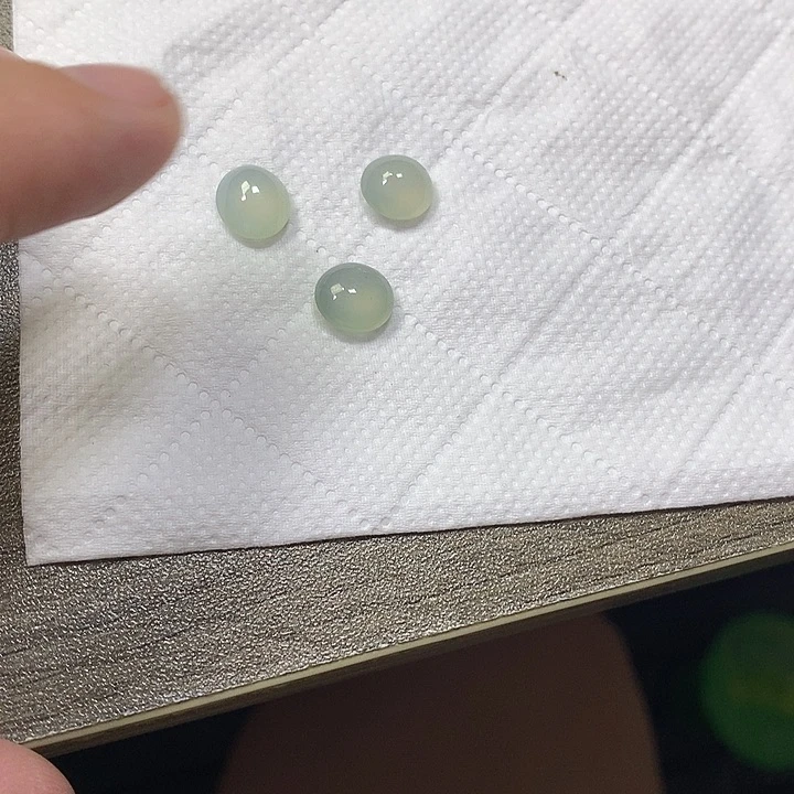 翡翠未镶嵌颈饰三个