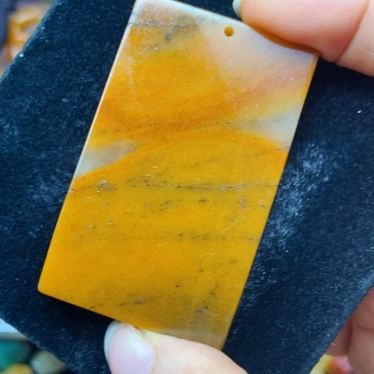 石英质玉(黄龙玉)未镶嵌颈饰