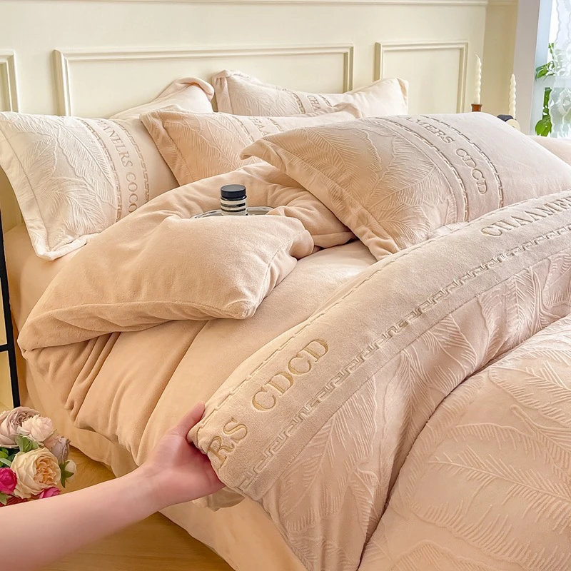 【香槟金】冬季保暖加厚牛奶绒雕花工艺款四件套