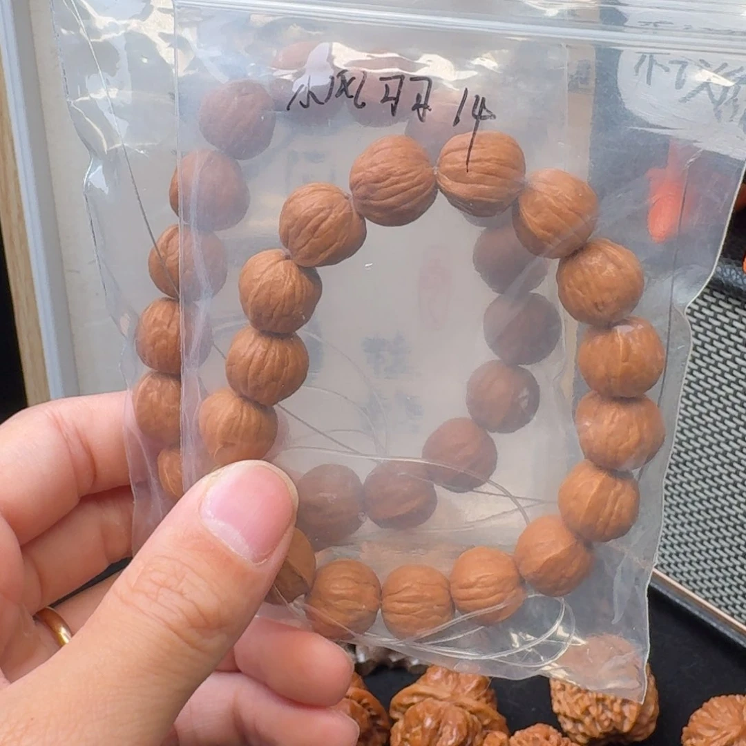 文玩核桃吊坠凤羽猴头手串