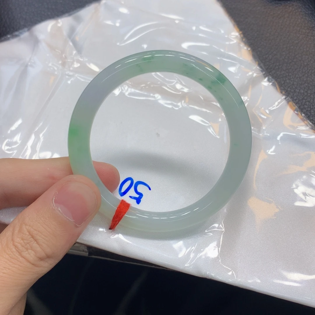 翡翠手镯未镶嵌翡翠