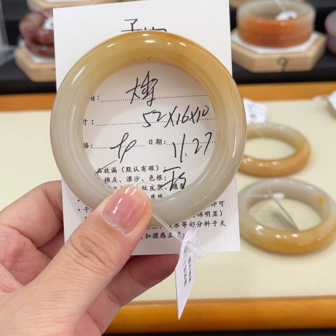 未镶嵌手镯石英质玉大*?