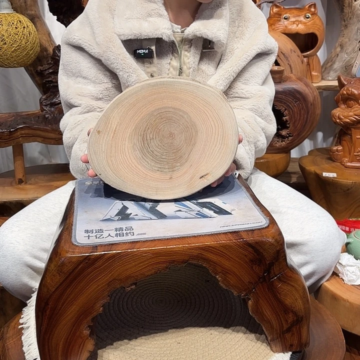 一***蛙香樟木香樟木根雕凳子一物一拍